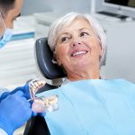 Mutuelle senior après 60 ans : quel remboursement réel pour une prothèse dentaire ou un implant